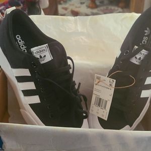 Adidas women's size 9½ Nizza platform tennis shoes.